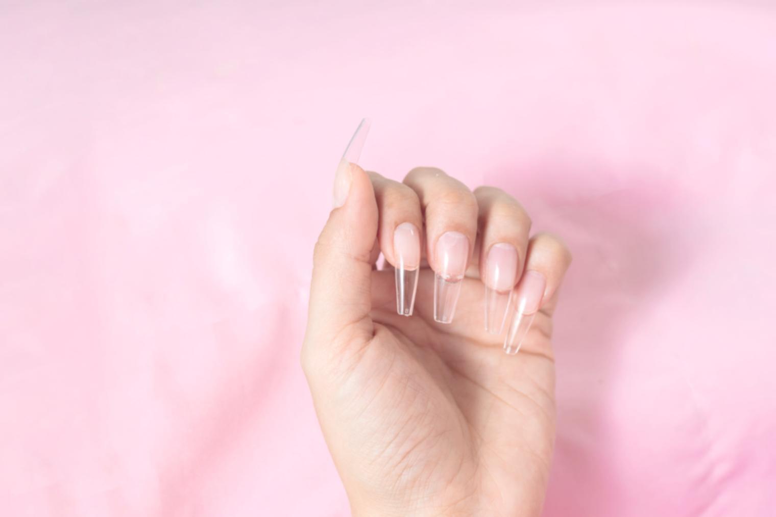 Técnicas profesionales de manicura con herramientas especializadas